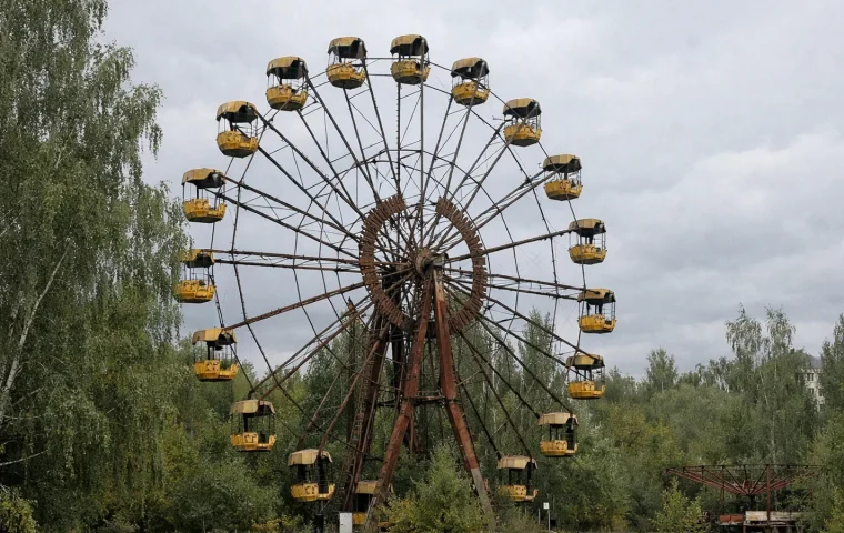 Grande roue abandonnée dans la ville de Prypjat